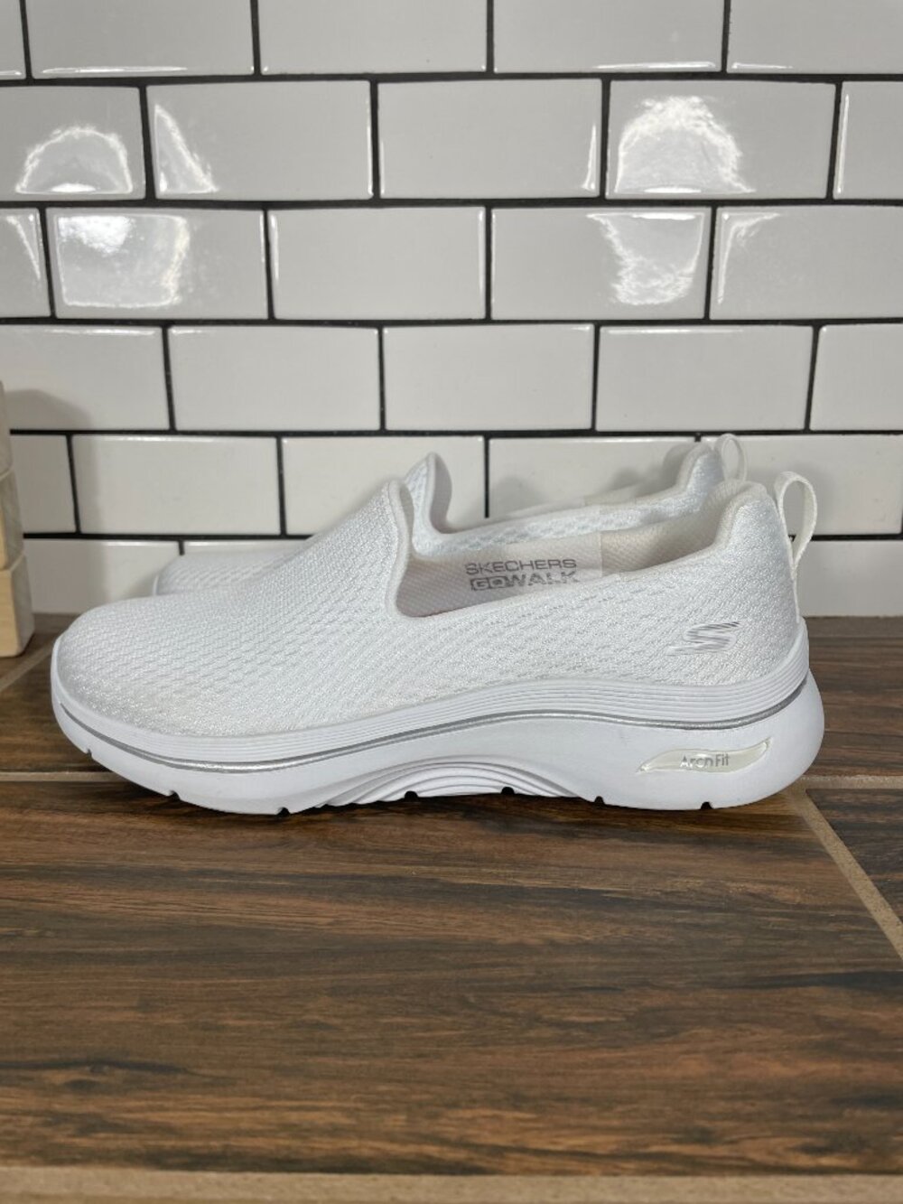 Skechers GO Walk Arch Fit 2.0 Saida Shoes Womens Size 6 White Slip On Sneakers